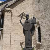 Varcato il cancello centrale ci troviamo di fronte a una statua di San Nicola che impugna una spada in una mano e regge la sagoma di una chiesa nell'altra